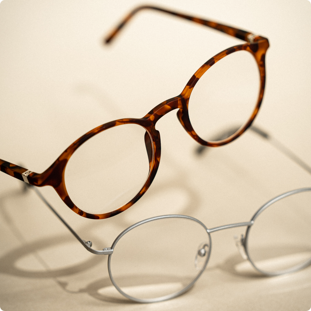 Nahaufnahme von zwei Lesebrillen mit runden Gläsern von Luxreaders