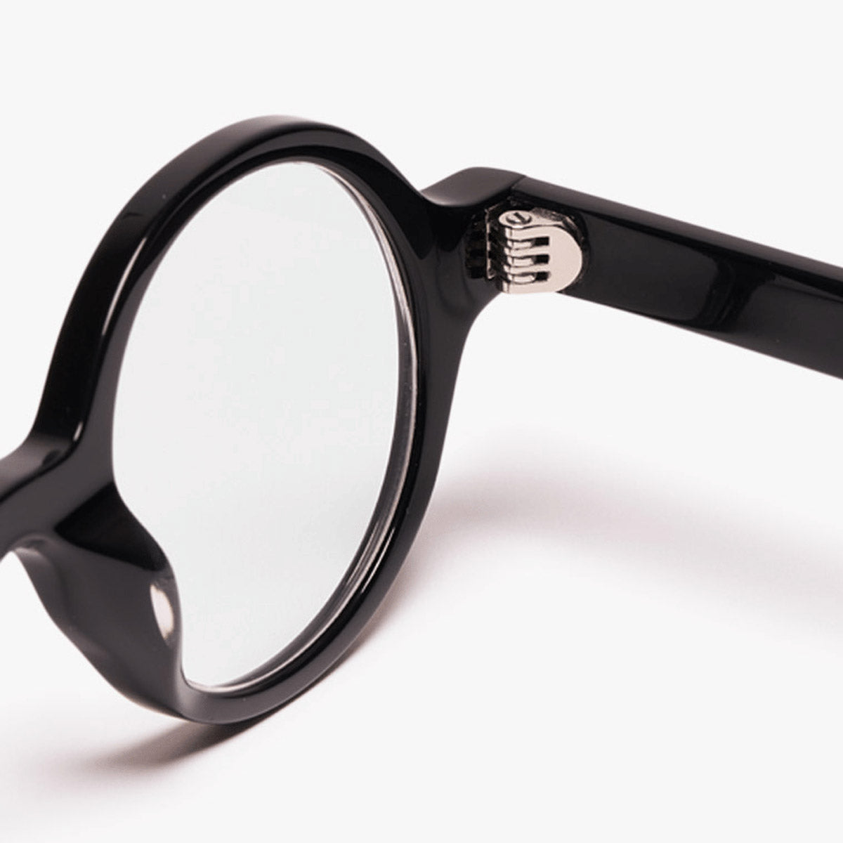 Luxreaders stylish Tórshavn Black Reading glasses. Made from Bio-acetate in a Round shape.