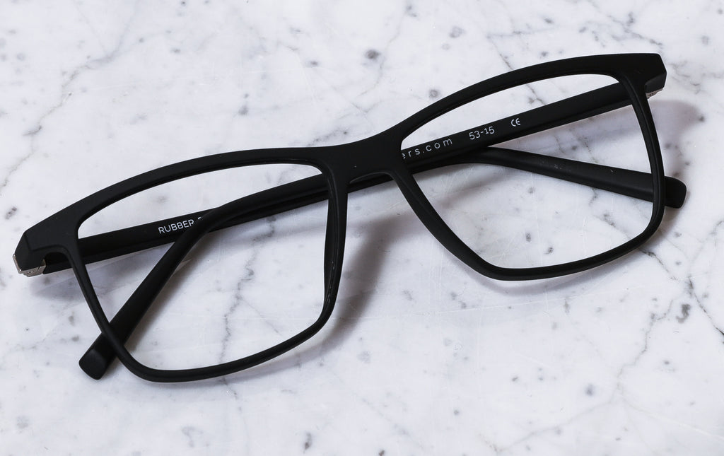 Eine Lesebrille mit quadratischen Gläsern von Luxreaders.