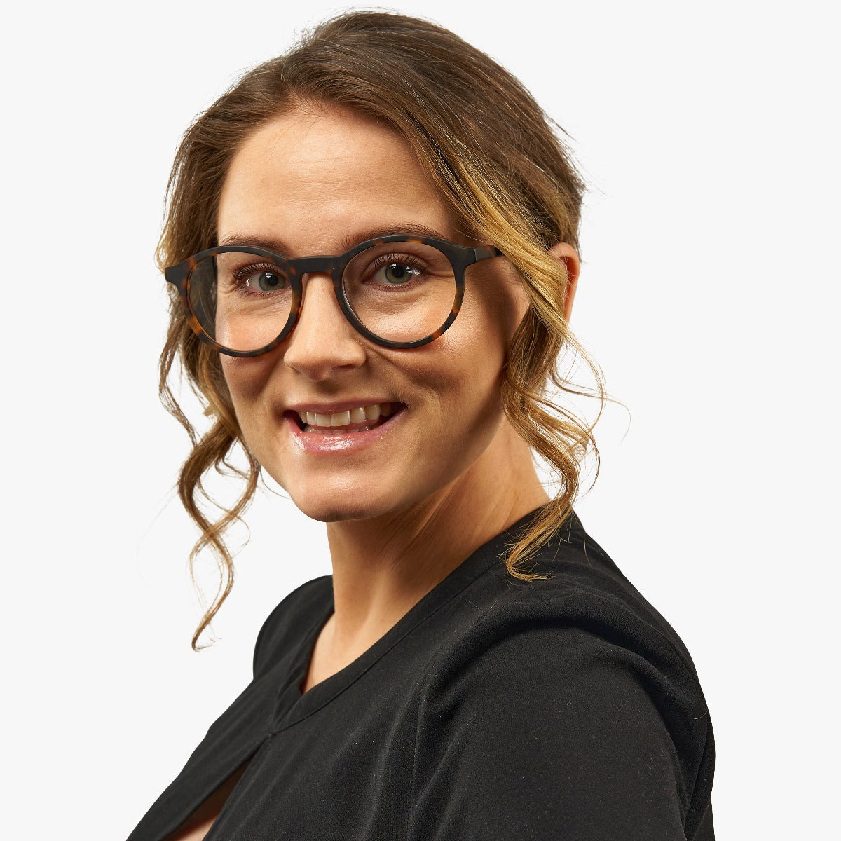 Luxreaders stylish Women's Løkken Dark Turtle Reading glasses. Made from Acetate in a Round shape.