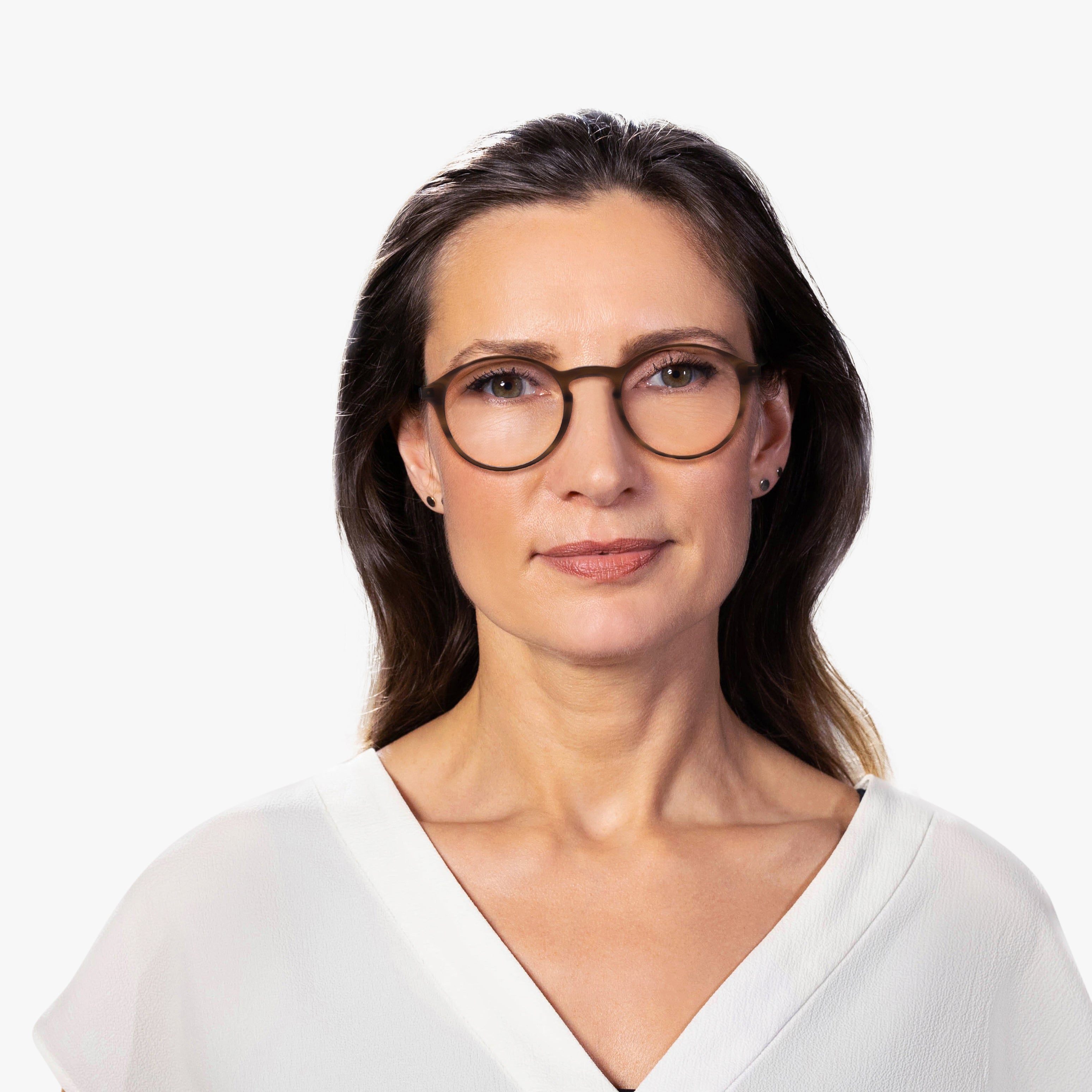 Person wearing Ærø Pale Brown round reading glasses