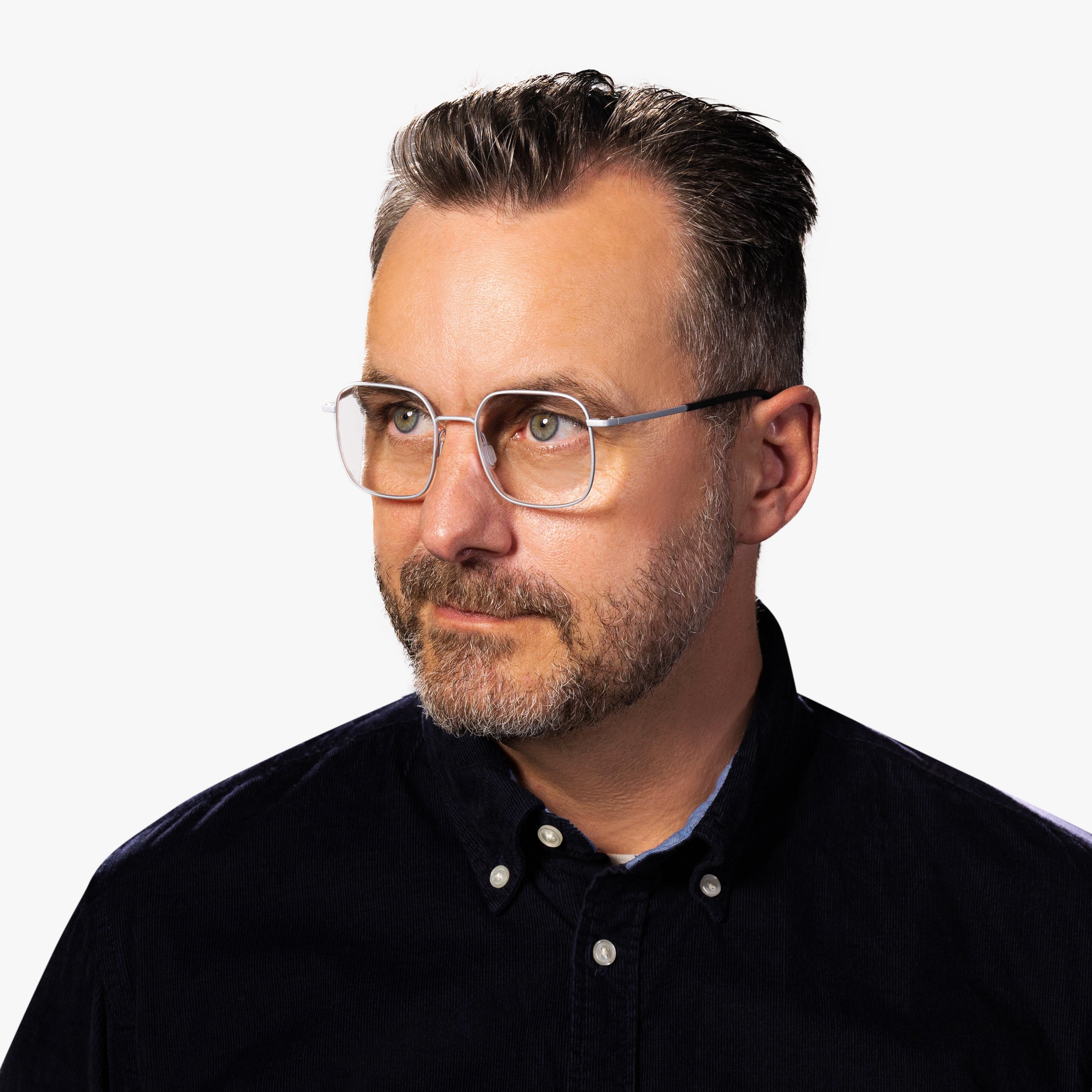 Person wearing Båstad Steel reading glasses