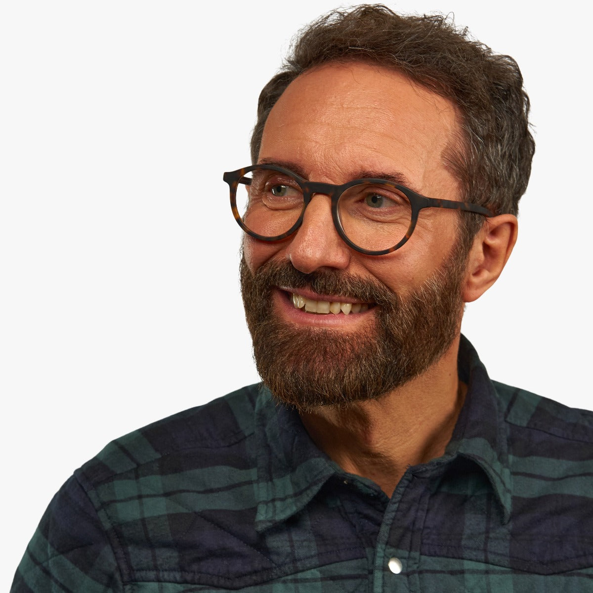 Person wearing Løkken Dark Turtle reading glasses