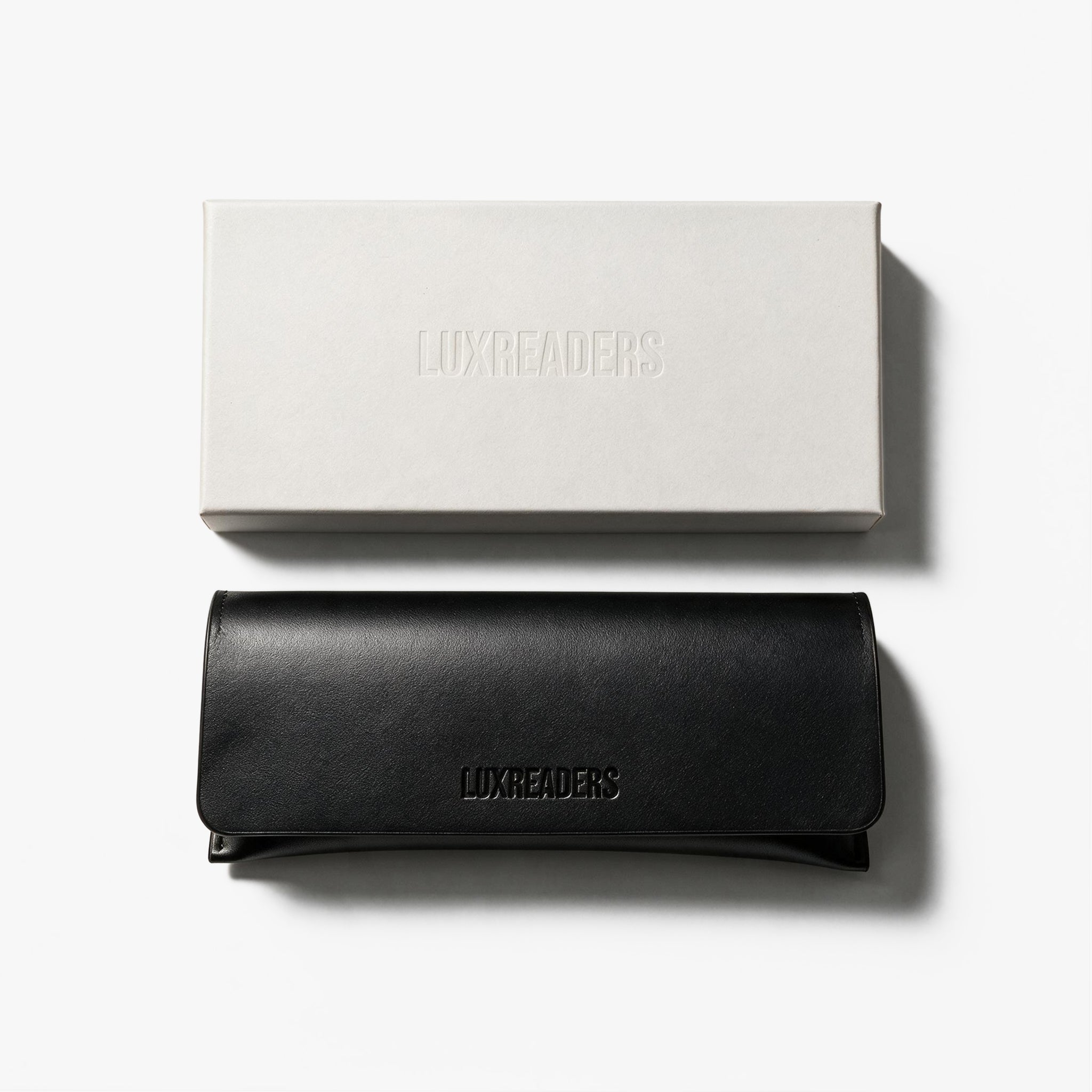 Luxreaders Premium-Verpackung 2026: weiße Box und schwarzes Brillenetui