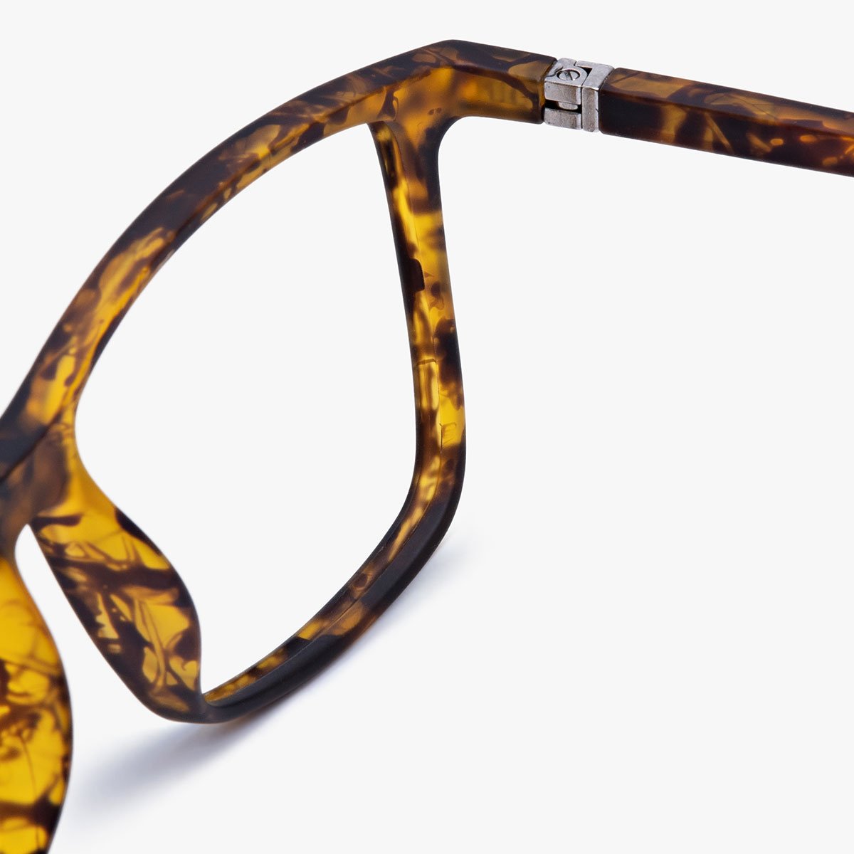 Close-up of tortoiseshell frame with silver hinge from men's København Light Turtle glasses