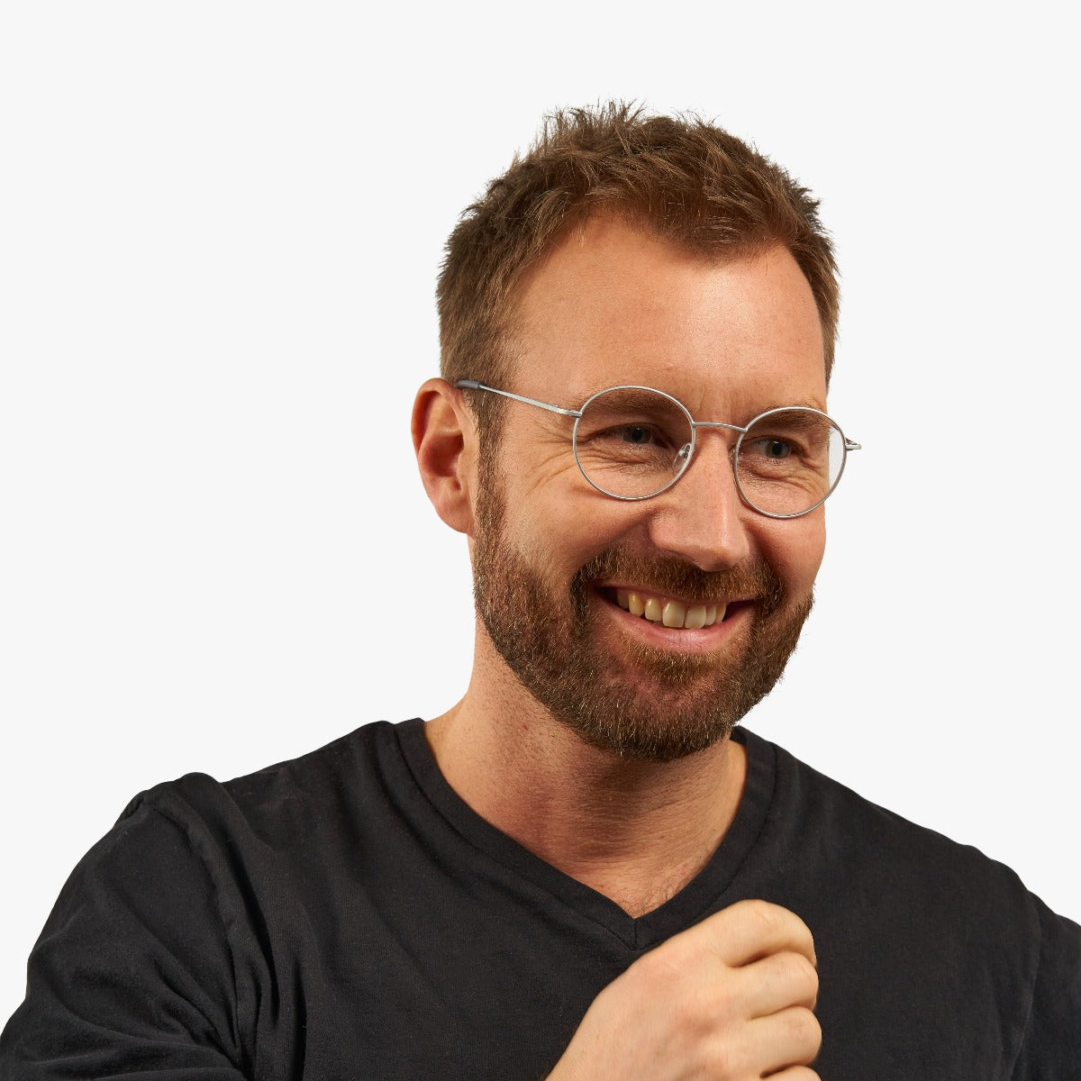 Person wearing Tromsø Steel round glasses