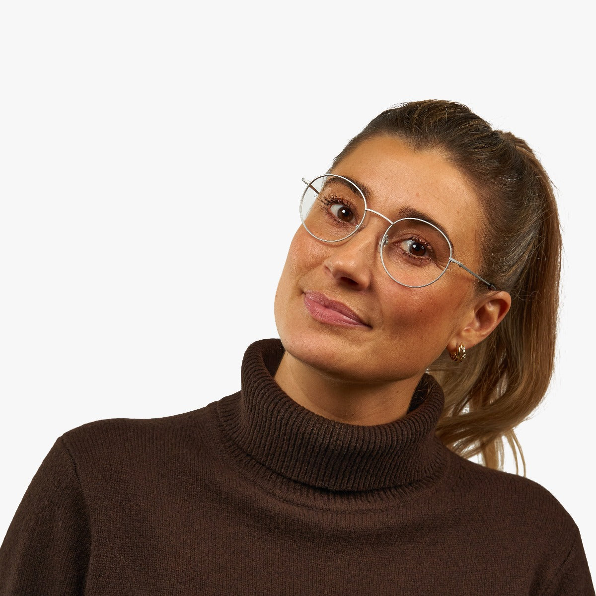 Person wearing Tromsø Steel round reading glasses