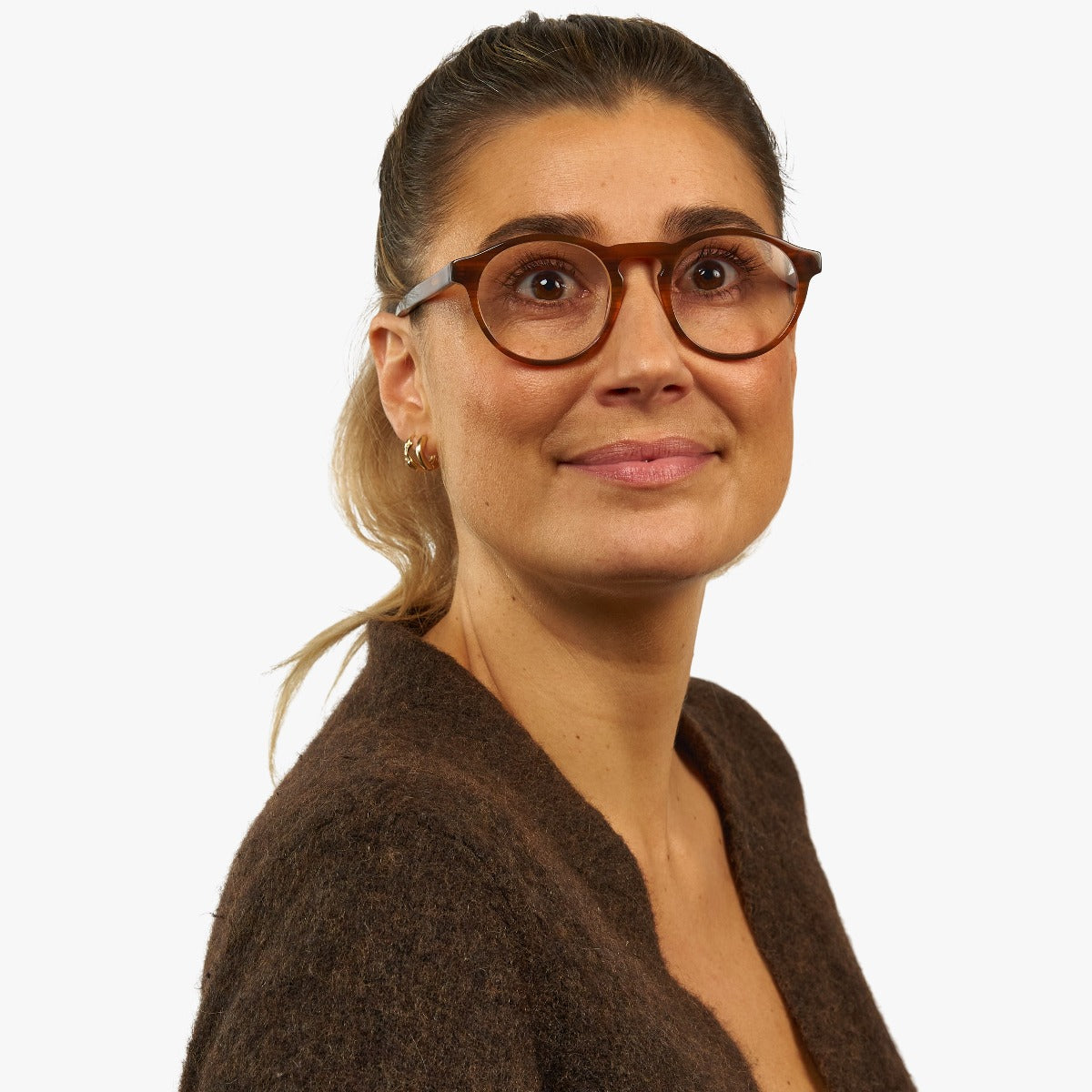 Person wearing Trondheim Shiny Walnut glasses with tortoiseshell frames